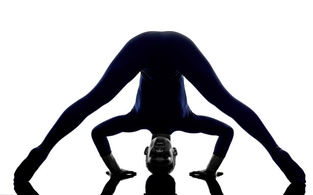 女人练习Prasarita Padottanasana宽腿向前本图片下载