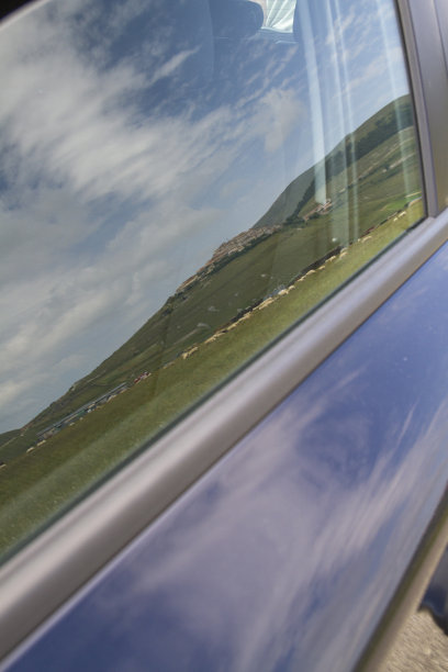 诺西亚反思城堡的村庄图片下载