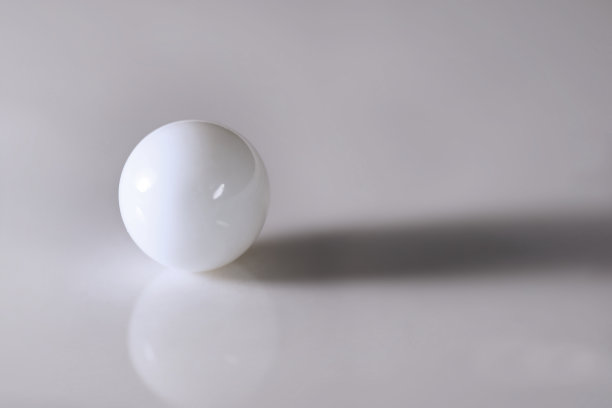 白色玻璃球的艺术构图图片下载
