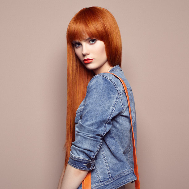 时尚肖像美丽的年轻女子与红头发图片下载