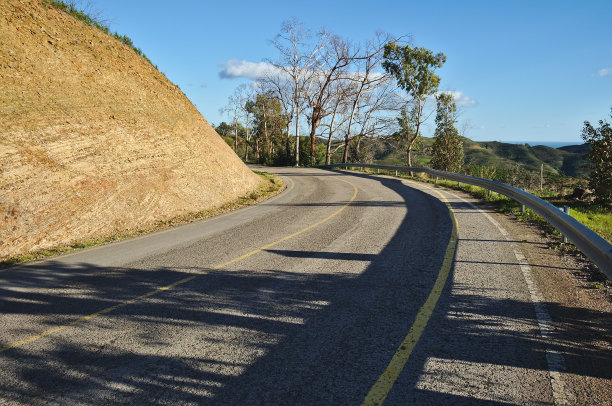 弯弯曲曲的山路伴着天空，山和树图片下载