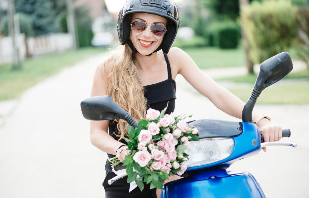 骑滑板车的小女孩。城市生活方式的概念。图片下载