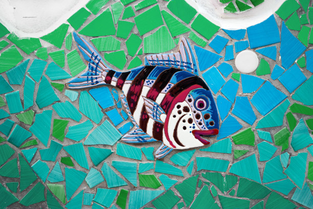 意大利阿马尔菲海岸的陶瓷鱼图片下载