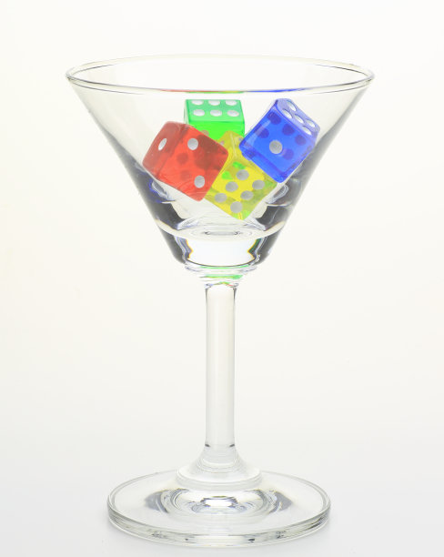 玻璃杯里的骰子图片下载