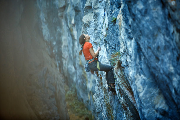 攀岩者爬上悬崖图片下载