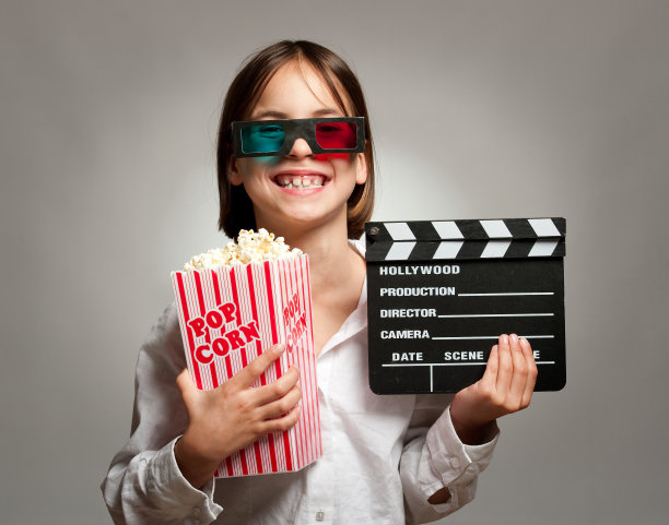 戴着3D眼镜的小女孩图片下载