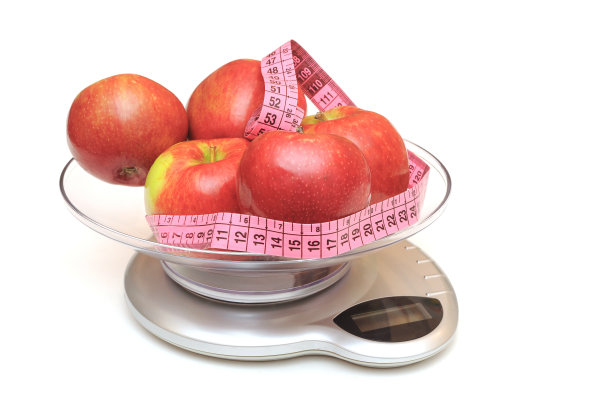 厨房秤，苹果和卷尺图片下载