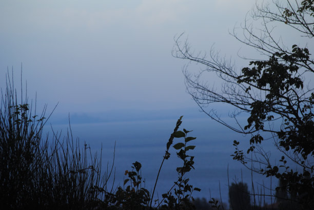 蓝色的湖图片下载