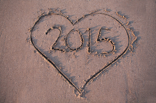 2015年写在沙滩上的沙子上图片下载