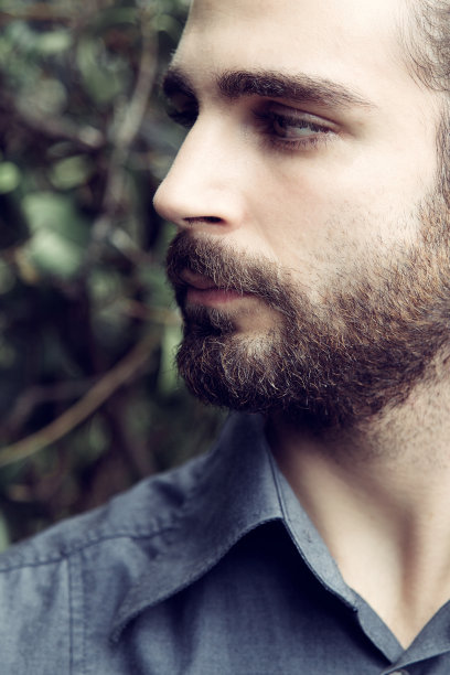 特写人物吸引严肃的男人图片下载