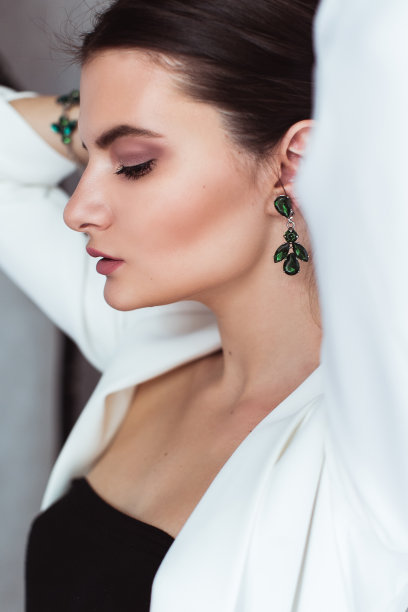 黑发女人看着镜头图片下载