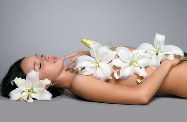 迷人的年轻女子放松图片下载