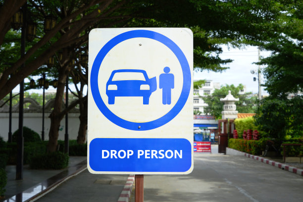 送人到庙里签到图片下载