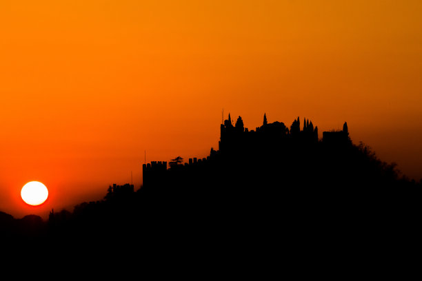 日落时城堡的剪影图片下载