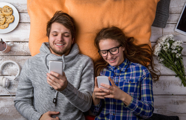 夫妇在爱。影棚拍摄。图片下载