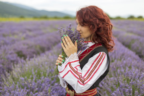 一个保加利亚女孩在薰衣草地里图片下载