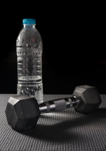 金属哑铃和水瓶。图片下载