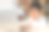 亚洲男孩坐在笔记本电脑前图片下载