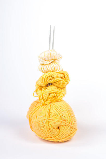 金字塔状的毛线球在针上图片下载