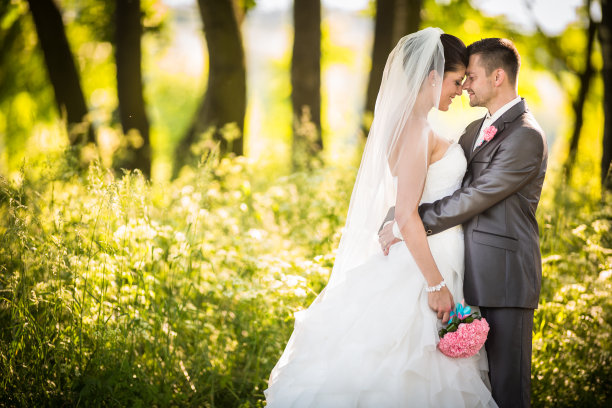 一对年轻夫妇的肖像图片下载