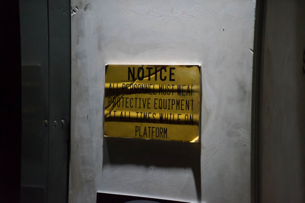 给工人的警告标志图片下载