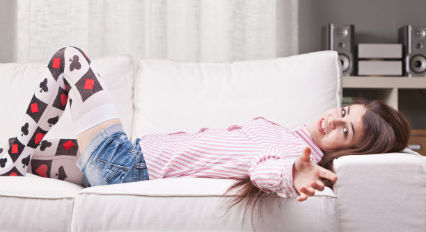 坐在沙发上对着镜头说话的女孩图片下载