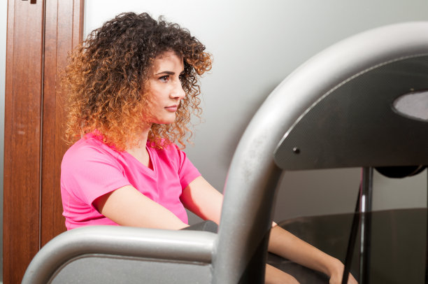 年轻女子在体育馆休息图片下载