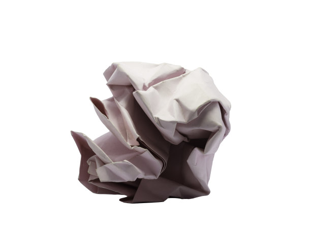 白色背景上的皱巴巴的粉色纸巾图片下载