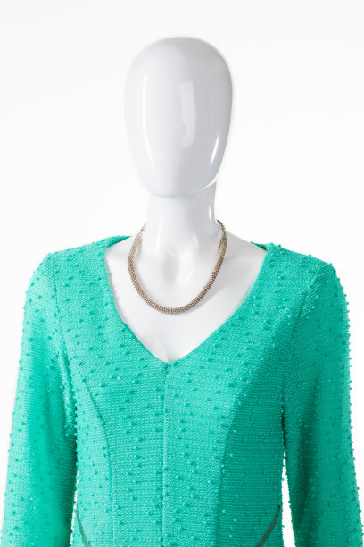 绿松石衣服和银项链。图片下载