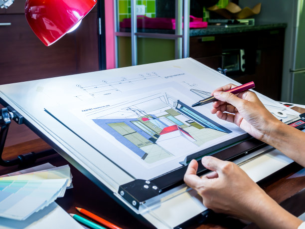 室内设计师的手与插图素描在家庭办公室图片下载