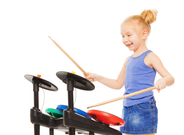 可爱的小女孩玩着鼓槌和钹图片下载