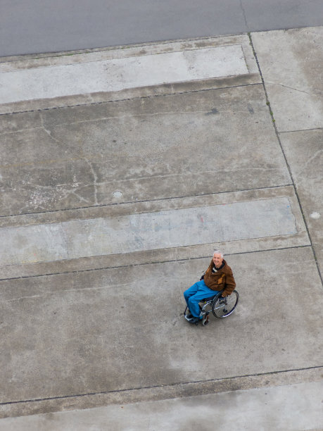 坐在轮椅上图片下载