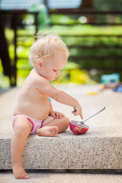 女婴在吃火龙果图片下载