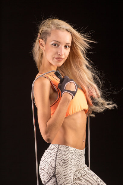 可爱的跳绳女子。图片下载