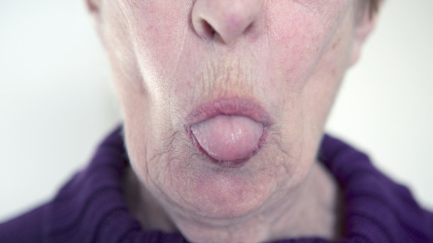 年长的女人伸出舌头图片下载