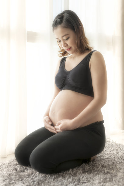 一个亚洲女孩要当妈妈了图片下载