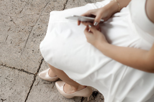 坐在手机前的女性图片下载