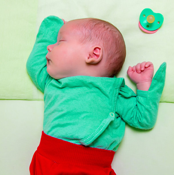 睡着的宝宝，颜色的对比图片下载