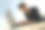 年轻人在户外用笔记本电脑工作图片下载