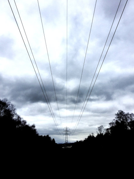 戏剧性的桥塔轮廓图片下载