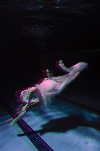 概念上的水下时尚图片下载