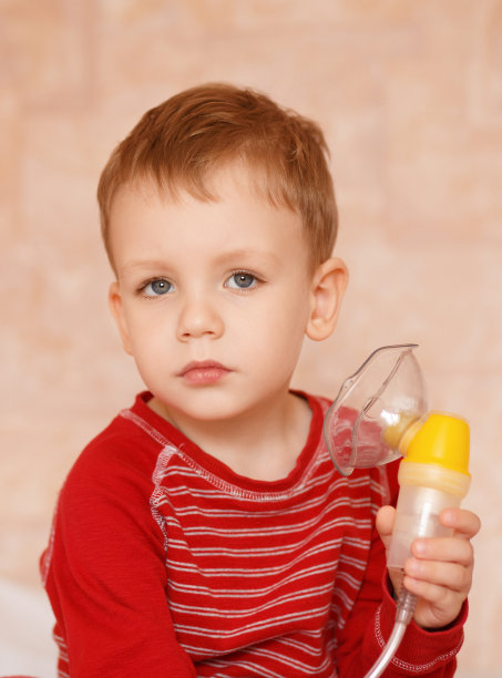 生病的小男孩在家里做了一个呼吸面罩图片下载