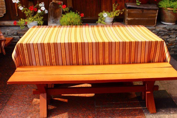 桌子和长凳图片下载