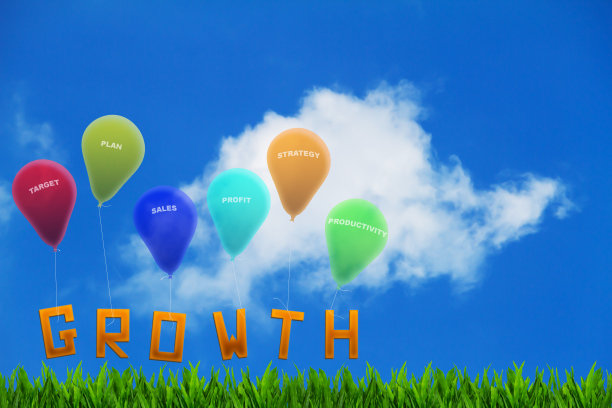 文字增长在草地上与彩色气球与商业目标图片下载