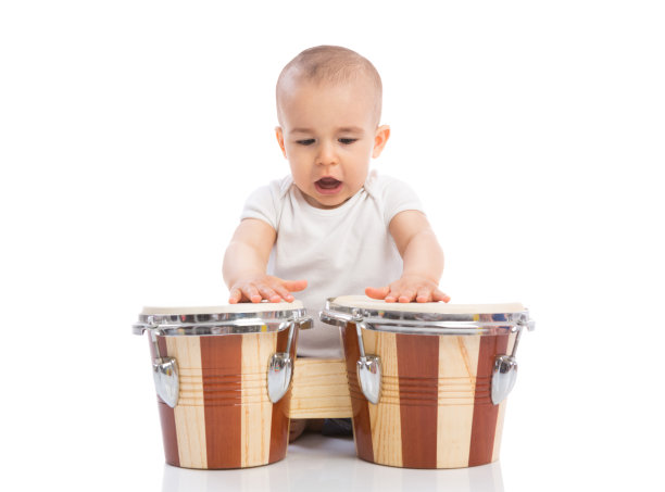 漂亮有趣的婴儿打鼓和唱歌图片下载
