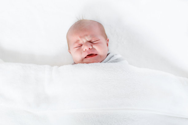 可爱的新生婴儿哭泣的肖像素材图片