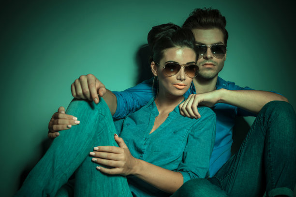 年轻的时尚男士坐在他女朋友旁边图片下载