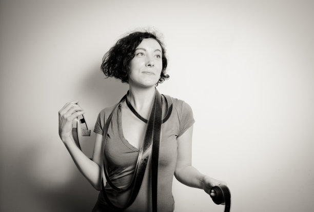 年轻漂亮的女人与幻灯片项链梦想的表情图片下载