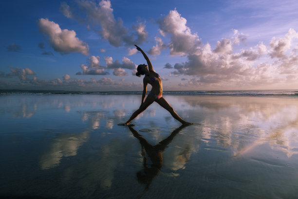 夕阳下的瑜伽女人图片下载