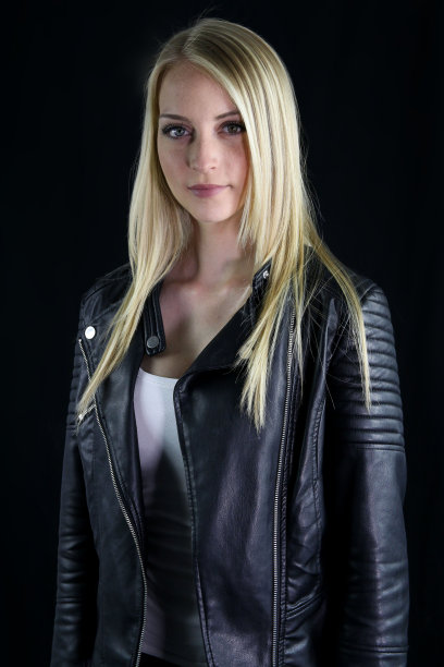 穿着皮夹克的金发美女图片下载